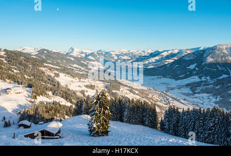 Blick auf die Alpen und das Inntal, Skigebiet, Brixen im Thale, Tirol, Österreich Stockfoto