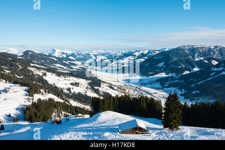 Blick auf die Alpen und das Inntal, Skigebiet, Brixen im Thale, Tirol, Österreich Stockfoto