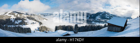 Ferienhaus in Skigebiet mit Blick auf die Alpen, Cloud Abdeckung über dem Inntal, Brixen im Thale, Tirol, Österreich Stockfoto