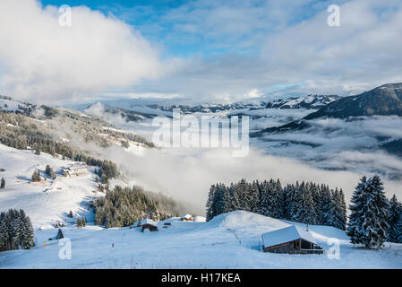 Blick auf die Alpen und die Bewölkung über Inn Valley, Skigebiet, Brixen im Thale, Tirol, Österreich Stockfoto