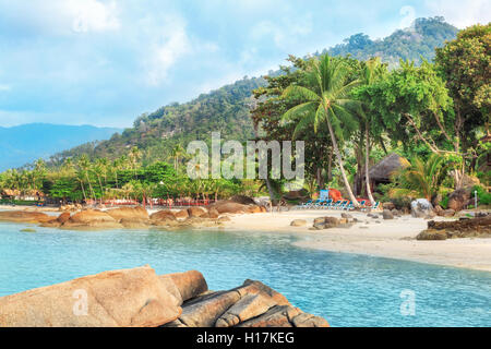 Asiatische tropisches Strandparadies in Thailand Stockfoto