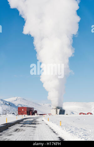 Dampf aus Krafla Kraftwerk, Geothermie, Kröflustöð, Hverarönd, auch Hverir oder Namaskard, geothermale Region Stockfoto