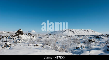 Verschneite Landschaft, Lavafeld mit Schnee bedeckt, Krafla vulkanischen System, Dimmuborgir Nationalpark, Mývatn, Island Stockfoto