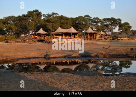 Somalisa Camp im Abendlicht, Hwange National Park, Matabeleland Nord Provinz, Simbabwe Stockfoto