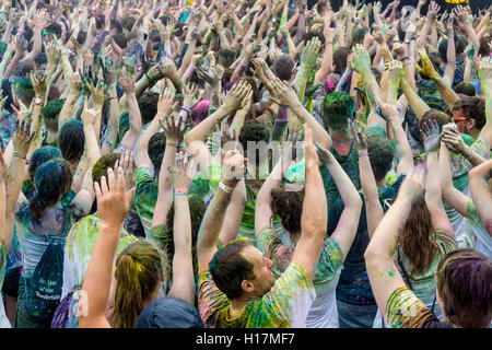 Tausende von jungen Frauen und Männer ihre Arme an den bunten Holi Festival, Dresden, Sachsen, Deutschland Stockfoto