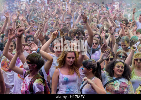 Tausende von jungen Frauen und Männer ihre Arme an den bunten Holi Festival, Dresden, Sachsen, Deutschland Stockfoto