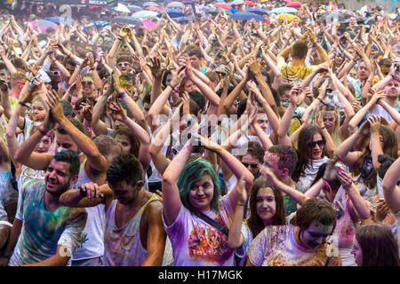 Tausende von jungen Frauen und Männer ihre Arme an den bunten Holi Festival, Dresden, Sachsen, Deutschland Stockfoto