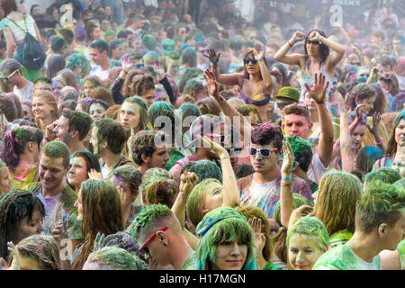 Tausende von jungen Frauen und Männer ihre Arme an den bunten Holi Festival, Dresden, Sachsen, Deutschland Stockfoto