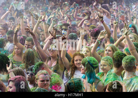 Tausende von jungen Frauen und Männer ihre Arme an den bunten Holi Festival, Dresden, Sachsen, Deutschland Stockfoto