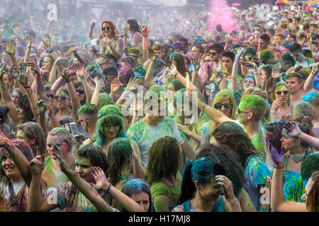 Tausende von jungen Frauen und Männer ihre Arme an den bunten Holi Festival, Dresden, Sachsen, Deutschland Stockfoto