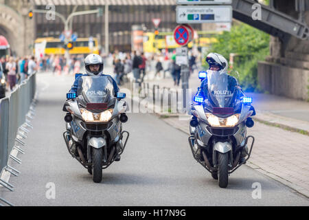 Polizei auf Motorrädern, Hamburg, Deutschland Stockfoto