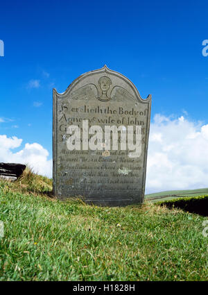 Ein georgische Grabstein, geschmückt mit einem Engel und Epitaph, St. Symphorian Kirche Forrabury, in der Nähe von Boscastle, Südwest-England, Cornwall, UK Stockfoto