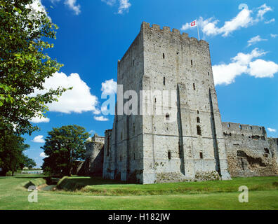 Die rechteckige normannische Burg halten an der nordwestlichen Ecke des Römerkastells Shore, Portchester Castle, Portsmouth Harbour, Hampshire, England, UK Stockfoto