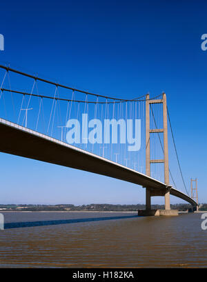 Die Humber-Brücke vom Ufer in der Nähe von Barton auf Humber. North Lincolnshire, England, Vereinigtes Königreich; Hängebrücke Stockfoto