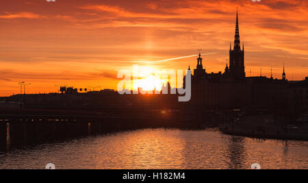 Schwarze Silhouette Stadtbild von Gamla Stan Stadtteil im Zentrum von Stockholm mit deutschen Kirche Turm als eine dominante skyline Stockfoto