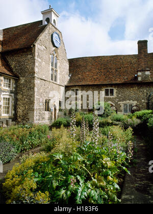 Das Museum von Canterbury, einschließlich Rupert Bär Museum, untergebracht im Krankenhaus der Armen Priester, Stour Street, mit Kräutergarten. Kent, UK Stockfoto