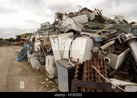 Haufen Schrott Metall und Küche waren gesammelt auf einem Schrottplatz für das recycling Stockfoto