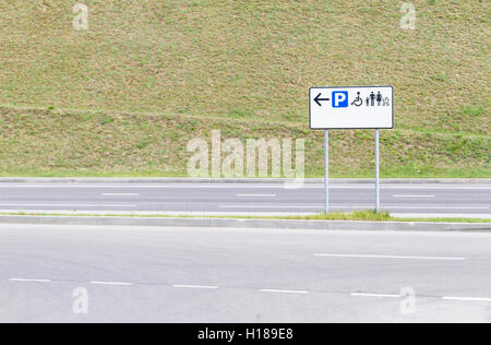 Straßenschild. Parkplätze für Menschen mit Behinderungen und Familien Stockfoto