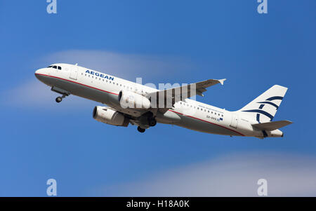 Aegean Airlines Airbus A320-200 dem Start vom Flughafen El Prat in Barcelona, Spanien. Stockfoto