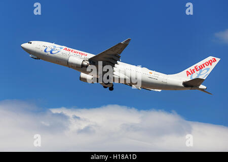 Air Europa Airbus A330-200 mit dem Start vom Flughafen El Prat in Barcelona, Spanien. Stockfoto