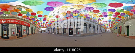 TIMISOARA, Rumänien - APRIL 23, 2016:360 Panorama Surround mit farbigen Sonnenschirmen in Timisoara. Stockfoto