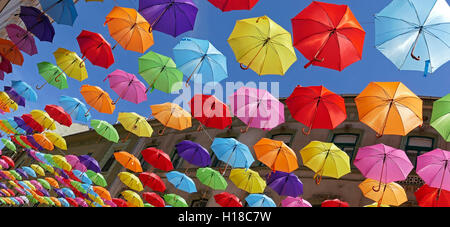 Hintergrund mit bunten Sonnenschirmen auf einer Straße in Timisoara, Rumänien. Stockfoto