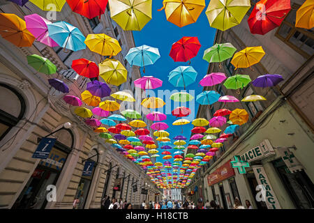 TIMISOARA, Rumänien - 22. April 2016: Straße mit farbigen Sonnenschirmen in Timisoara, Rumänien Stockfoto