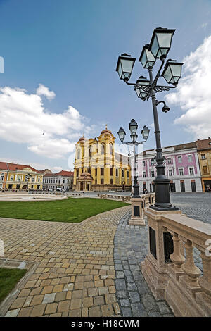 TIMISOARA, Rumänien - 18. März 2016: Blick auf einen Teil am Union Square in Timisoara, Rumänien, mit alten Gebäuden und Lampen. Stockfoto