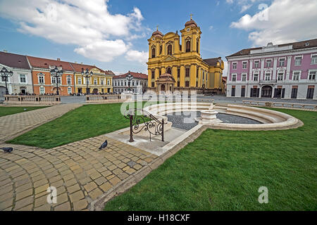 TIMISOARA, Rumänien - 18. März 2016: Blick auf einen Teil am Union Square in Timisoara, Rumänien, mit alten Gebäuden Stockfoto