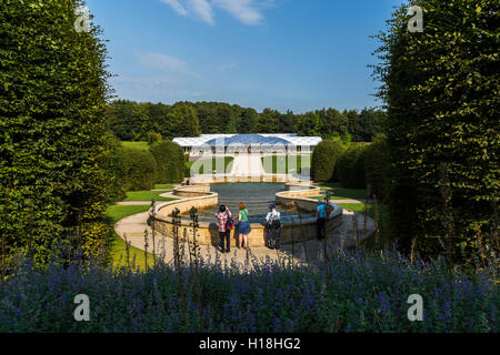 Auf der Suche nach unten große Kaskade in Gärten in Alnwick Castle in Richtung des Pavillons Stockfoto