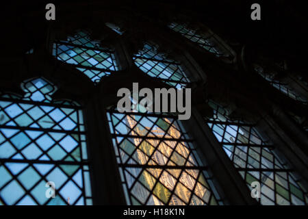 Blick auf Gloucester Turm der Kathedrale durch ein Glasfenster, Bleiglas Fenster. Stockfoto