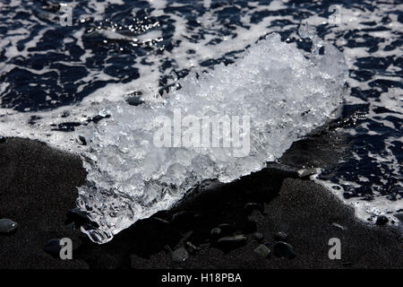 Eis, schwarzen Sandstrand am Jökulsárlón Island angespült Stockfoto