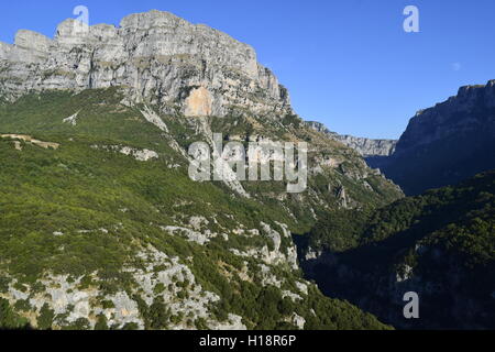 Eine andere Ansicht der Vikos-Schlucht liegt in North Pindos Gebirge im historischen Viertel von Epirus Stockfoto