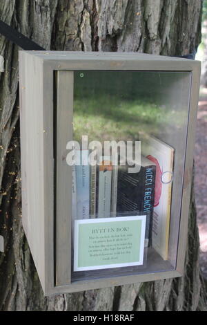 nehmen Sie ein Buch, lassen Sie eine Buch-Box im Sentral (cast Royal Park) in Oslo, Norwegen Stockfoto