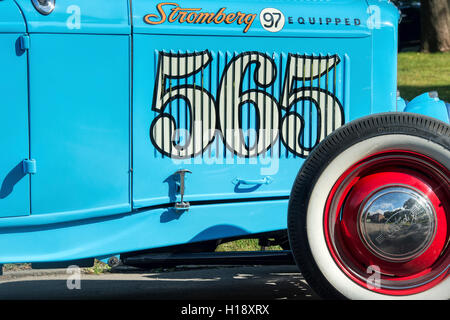 Blauen Ford Custom Hot Rod Coupé-Fahrzeug in Bicester Heritage Centre. Oxfordshire, Vereinigtes Königreich Stockfoto