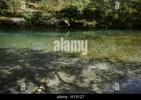 Voidomatis-Fluss in Ioannina, nordwestliche Griechenland Stockfoto