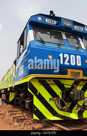 Operationen für das Transportieren und Verwalten von Eisenerz. Neue Lok in der Flotte genutzt, um eine vollständige Eisenerz Wagen aus Mine zu Port rail Kopf zu ziehen. Stockfoto