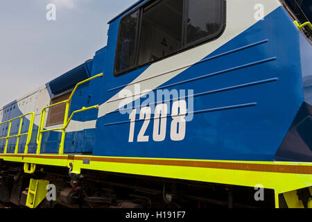 Operationen für das Transportieren und Verwalten von Eisenerz. Neue Lok in der Flotte genutzt, um eine vollständige Eisenerz Wagen aus Mine zu Port rail Kopf zu ziehen. Stockfoto