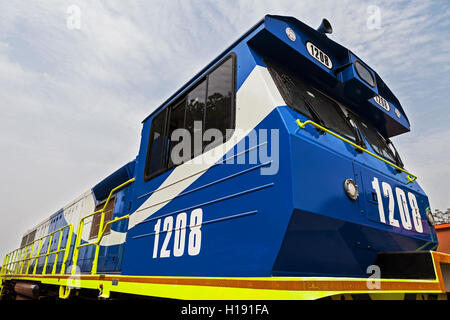 Operationen für das Transportieren und Verwalten von Eisenerz. Neue Lok in der Flotte genutzt, um eine vollständige Eisenerz Wagen aus Mine zu Port rail Kopf zu ziehen. Stockfoto