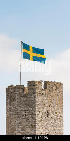 Turm der Stadtmauer von Visby und die schwedische Flagge, Gotland, Schweden. Skandinavien. Stockfoto