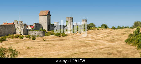 Die Spardose und Dalman-Turm. Visby Stadtmauer, Blick vom Ostergravar.  Gotland, Scandinavia. Stockfoto