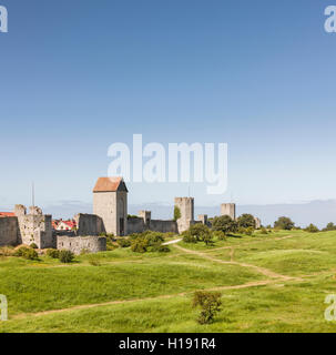 Die Spardose und Dalman-Turm. Visby Stadtmauer, Blick vom Ostergravar.  Gotland, Schweden. Skandinavien. Stockfoto