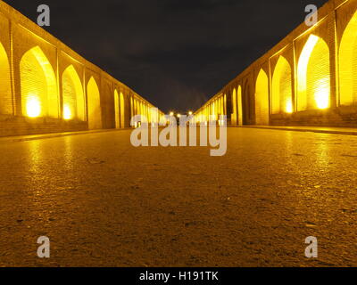 Si o Seh Pol Brücke in Isfahan in der Nacht ohne Personen Stockfoto