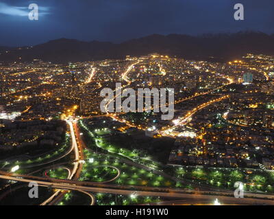 Teheran-Stadt bei Nacht mit Elburs-Gebirge im Hintergrund Stockfoto