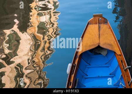 Venezia. 2016. Blick von oben auf ein Boot in einem venezianischen Kanal. © Simone Padovani Stockfoto