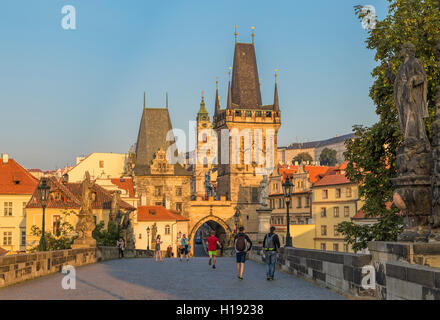 Am frühen Morgensonnenlicht auf Charles Bridge Tower, über den Fluss Vltava (Moldau), Prag 1, Böhmen, Tschechien. Stockfoto