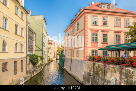 Blick auf Čertovka (des Teufels Kanal), auch genannt klein Prag-Venedig in englischer Sprache, einem Wasserkanal in Prag, Tschechien. Stockfoto