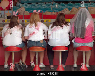 Ein Junggesellinnenabschied Vergnügen sich in einem der Brighton Pier amusements Stockfoto