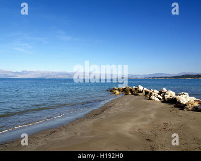 Blick auf felsige Wellenbrecher aus Mitsis Roda Beach Resort, Roda, Korfu, Griechenland Stockfoto