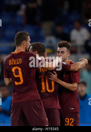 Rom, Italien. 21. Sep, 2016. Roma Stephan El Shaarawy, Recht, feiert mit Teamkollegen Edin Dzeko, links, und Francesco Totti, nach seinem Tor in der Serie A Fußballspiel zwischen Roma und Crotone am Olympiastadion. Roma gewann mit 4: 0. © Isabella Bonotto/Pacific Press/Alamy Live-Nachrichten Stockfoto